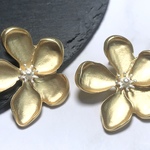 5枚花　ゴールド　ピアス