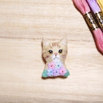 ネコの刺繍ブローチ  〜紫陽花〜