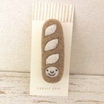 フランスパンさんブローチ