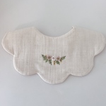 お花とミモザの刺繍スタイ