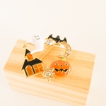 『おばけ👻、かぼちゃ🎃、コウモリが集まる賑やかなハロウィンのブローチ』秋　帯留め