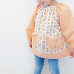 新作  花柄✖チェック　まんまるポケットの長袖スモック(100ｰ110size)＊入園準備に♪ 女の子 向け【オレンジ】  