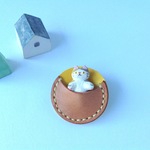 春色バイカラーのだっこネコのブローチ
