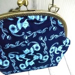 ブルーベリーブルー×水色の北欧風ねこ柄がま口バッグ＊軽いショルダー＊ポシェット＊ポーチ＊アンティーク＊着物浴衣