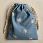 お花刺繍巾着  くすみブルー×ホワイトマーガレット