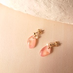 桜貝ピアス　（白サンゴ   スタッドピアス）