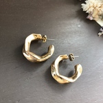 変形ゴールドフープ ピアス