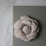 ツイード　カメリアのコサージュ　ベージュ　６．５ｃｍ