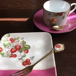 いちごのカップ&ソーサーとケーキ皿のセット