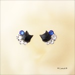 輝くビジューの黒猫ピアス（ブルー）