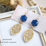 ブルーとアイボリーのアンティークなイヤリング