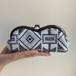 【 特集掲載 】北欧刺繍　ホワイト×ネイビー　 めがねケース がま口 メガネ ペンケース 　刺繍ポーチ