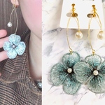 お花の刺繍とパールのゆらゆらロングイヤリング.ピアス