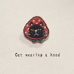 頭巾をかぶった黒猫ブローチ