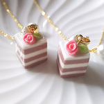 ローズケーキのネックレス（ピンク）