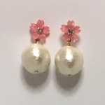 🌸ピンクの桜とホワイトのコットンパールのピアス