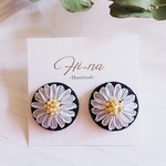 マーガレット 春のお花刺繍  イヤリング