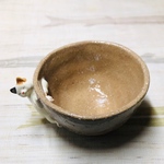 ネズミを捕まえたはいいけどどうしていいか分からない三毛ねっこぐい呑