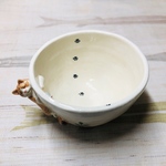 ネズミを捕まえたはいいけどどうしていいか分からない茶白ねっこぐい呑