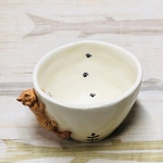 ネズミを捕まえたはいいけどどうしていいか分からない茶トラねっこぐい呑