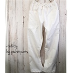 コーデュロイでできた大きなポケットのイージーパンツ○アイボリー