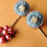 ＜titi～ナンデモナイヒノ耳飾～＞刺繍イヤリング◎薄花色の耳飾り◎アレルギー対応変更可能