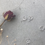 【再販】クリア シルバー ワイヤー ピアス イヤリング 薔薇 バラ 花 フラワー 華奢 シンプル
