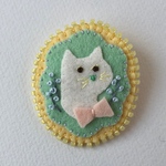 フェルトと刺繍とビーズのブローチ「Soie」