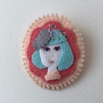 フェルトと刺繍とビーズのブローチ「Maiko」