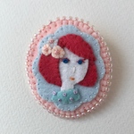 フェルトと刺繍とビーズのブローチ「Ria」