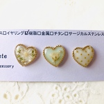 ハート、アシンメトリーのレジンイヤリング、レジンピアス