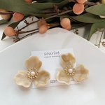 ベージュフラワーピアス／イヤリング