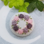 刺繍ブローチ《紫薔薇リース》×ライトグレー