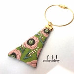 手刺繍のバッグチャーム