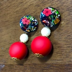 和風押し花鞠つきピアス（赤／黒）