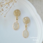 ベージュカボションとシェルチャームのイヤリング/ピアス