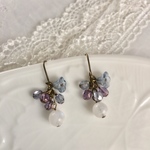 ムーンストーンと小さな花ピアス◇金古美ピアス◇ガラス製