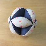 赤ちゃんの鈴入りキッキングボール(花柄×紺）