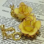 ミモザ色の薔薇のイヤリング
