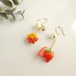 いちご&ワッフルのゆらゆらピアス(イヤリング)
