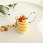 いちごトッピングのパンケーキストラップ