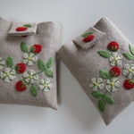 野いちごの刺繍カードケース