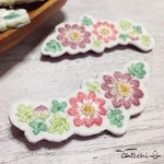 襟元に咲く小さなマム　刺繍ブローチ
