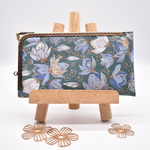 大人の花柄がま口ポーチ（水色）