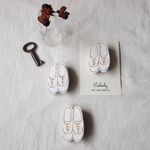 陶土：デッキシューズのブローチ