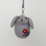 【セール】羊毛フェルトのうさぎ根付けストラップ（グレイ）