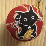 マカロンケースのストラップ　(和柄　招き猫　唐草エンジ)