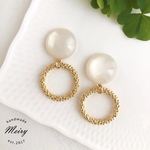 ピアス 大ぶり シェル 風 カボション と グレイン リング の ピアス / イヤリング / チタンピアス / 樹脂ピアス / シンプル