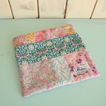 【限定１】* ラプセニ *　19cm×21cm　リバティパッチワークと6重ガーゼのハンカチ　ガーゼハンカチ　タオル