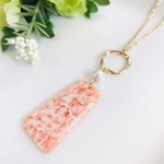 1点のみSALE☆コーラルピンクとゴールドリングのロングネックレス